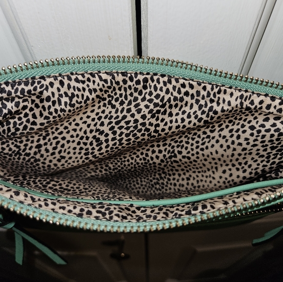 New mint green vegan leather crossbody purse with 3 outer & inner pockets - Picture 3 of 8